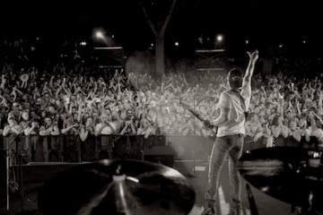 Dierke Bentley Country and Cold Cans